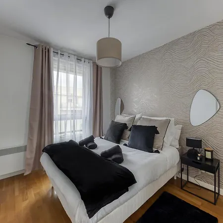 Metro - Ascenseur - Parking - Wifi - 4 Pers - Easy Check In Apartment *